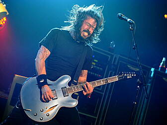 Grohl breaks leg... then plays...